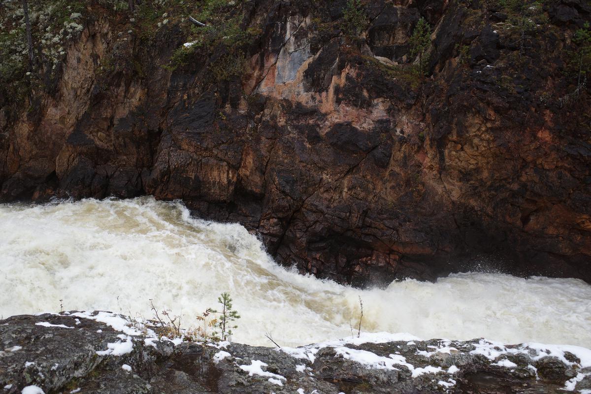 Kiutaköngäs whitewater and canyon wall