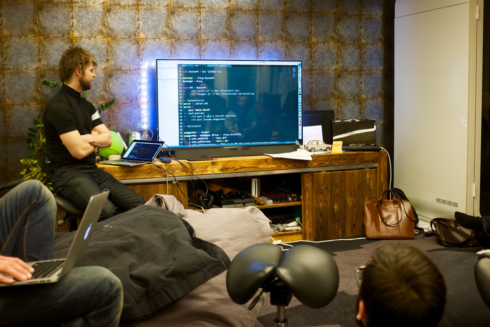 Oleg explaining Servant at Wunderdog in the January 2016 meetup.